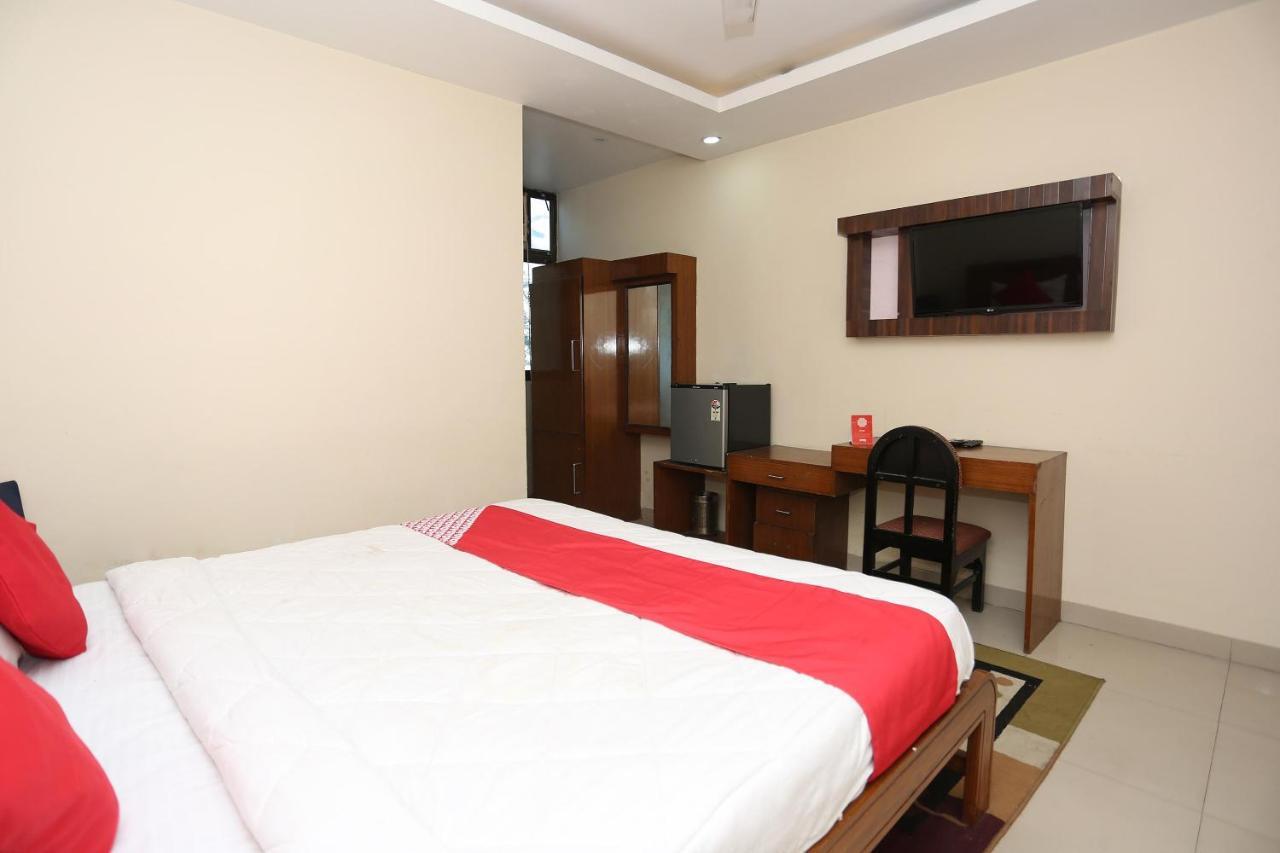 Hotel Collection O 4129 Silver7 Lucknow